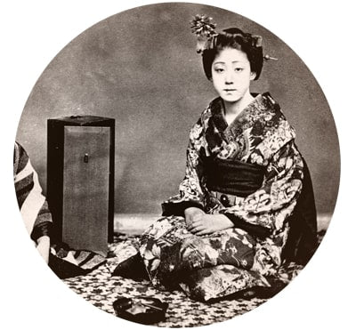 Adhara Oud Nipon Ambiance with a woman in kimono